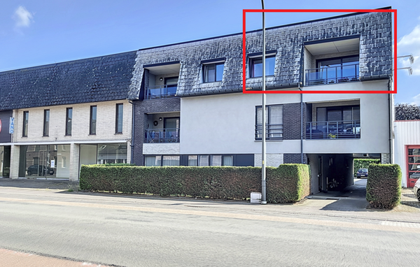 Dit ruime appartement gelegen op de 2de verdieping met 2 slaapkamers bevindt zich in het centrum van Bree. Het appartement beschikt over centrale verwarming op aardgas d.m.v. radiatoren en er is een lift aanwezig in de gemeenschappelijke inkomhal. Je geni