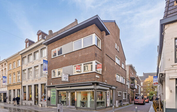 Wil jij graag je eigen zaak met bijhorende woning in het centrum van Maaseik?
Dan is dit je kans!!!

Op een steenworp afstand van de Markt bevindt zich deze sfeervolle handelszaak met bijhorende woning, pal in het hart van Maaseik.
De handelszaak is toega