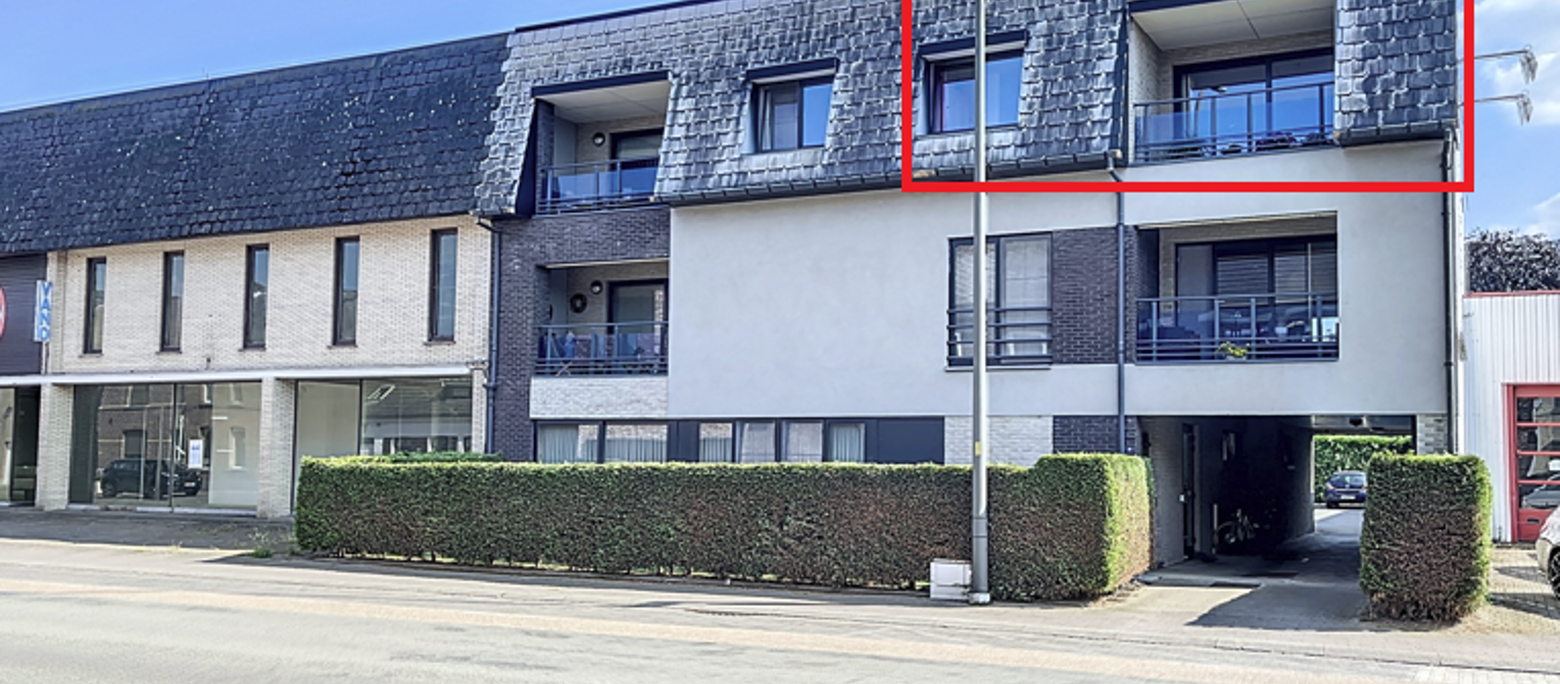 Dit ruime appartement gelegen op de 2de verdieping met 2 slaapkamers bevindt zich in het centrum van Bree. Het appartement beschikt over centrale verwarming op aardgas d.m.v. radiatoren en er is een lift aanwezig in de gemeenschappelijke inkomhal. Je geni