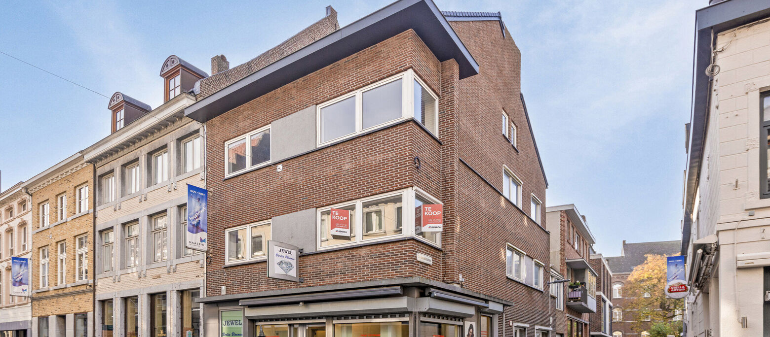 Deze woonst met handelsgelijkvloers in het centrum van Maaseik biedt een buitenkans om wonen en werken te verenigen.

Op een steenworp afstand van de Markt bevindt zich deze sfeervolle handelszaak met bijhorende woning, pal in het hart van Maaseik.
De han