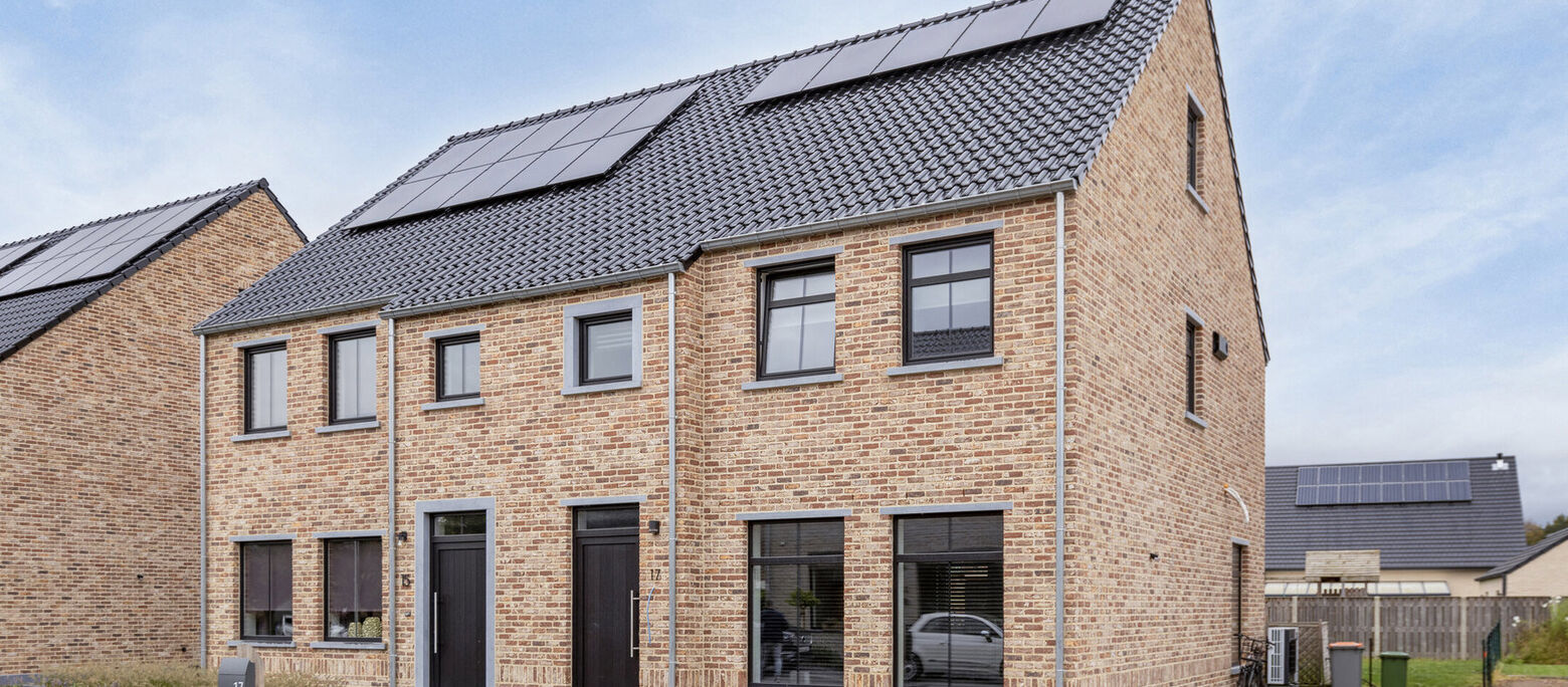 Welkom op Hogekamp 17 te Geistingen.

Deze energiezuinige nieuwbouwwoning in half openbebouwing bevindt zich op een perceel van 3a 12ca in Geistingen vlak aan de grens met Nederland. Maaseik, Weert en Roermond bevinden zich op slechts enkele autominuten a