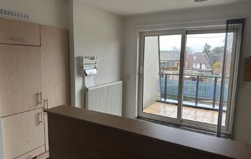 Dit ruime appartement gelegen op de 2de verdieping met 2 slaapkamers bevindt zich in het centrum van Bree. Het appartement beschikt over centrale verwarming op aardgas d.m.v. radiatoren en er is een lift aanwezig in de gemeenschappelijke inkomhal. Je geni