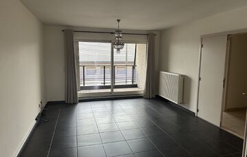 Dit ruime appartement gelegen op de 2de verdieping met 2 slaapkamers bevindt zich in het centrum van Bree. Het appartement beschikt over centrale verwarming op aardgas d.m.v. radiatoren en er is een lift aanwezig in de gemeenschappelijke inkomhal. Je geni