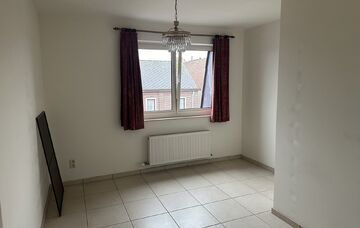 Dit ruime appartement gelegen op de 2de verdieping met 2 slaapkamers bevindt zich in het centrum van Bree. Het appartement beschikt over centrale verwarming op aardgas d.m.v. radiatoren en er is een lift aanwezig in de gemeenschappelijke inkomhal. Je geni