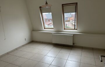 Dit ruime appartement gelegen op de 2de verdieping met 2 slaapkamers bevindt zich in het centrum van Bree. Het appartement beschikt over centrale verwarming op aardgas d.m.v. radiatoren en er is een lift aanwezig in de gemeenschappelijke inkomhal. Je geni